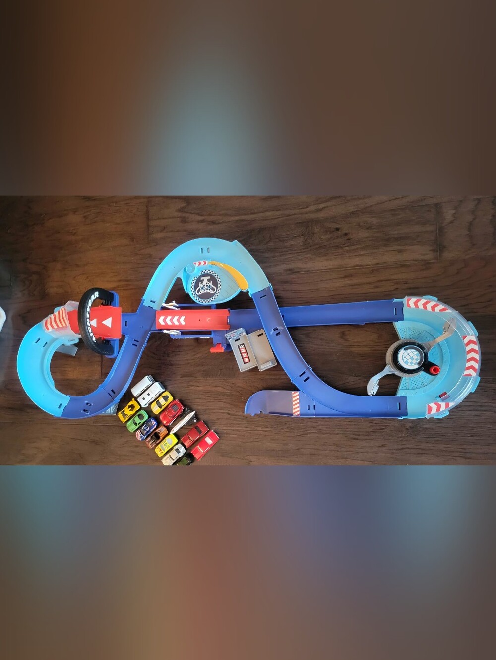Disney Pixar Speedway Loop Racing Track Set with Assorted Toy Cars